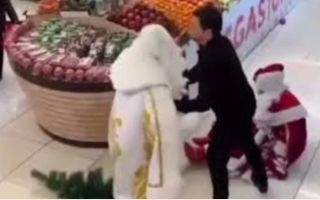Santa Clauses brawl in Baku store